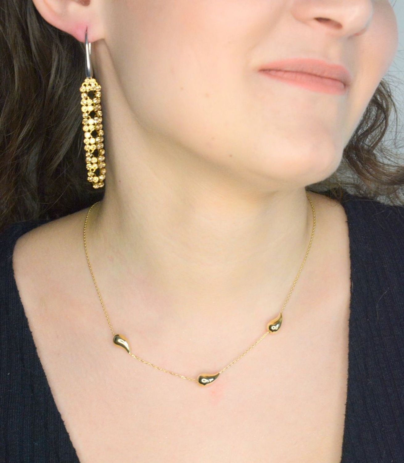 Naszyjnik złoty trzy łezki próba 375, NA 3648 375 Delikatny naszyjnik wykonany z najwyższej jakości złota próby 375. Złoty naszyjnik idealnie sprawdzi się w minimalistycznych zestawieniach na co dzień1.jpg